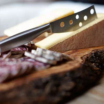Roccenere-antipasti_compressed tagliere di salumi e formaggi roccenere